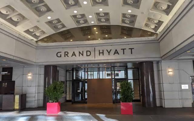 The covered entrance of the Grand Hyatt Washington on H Street